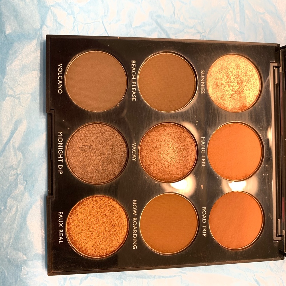 Selling two morphe eyeshadow’s pallets.